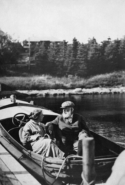 M. et Mme Alexander Graham Bell dans leur canot à moteur Ranzo, à Beinn Bhreagh. (© Bibliothèque et Archives Canada | Library and Archives Canada / PA-089114)