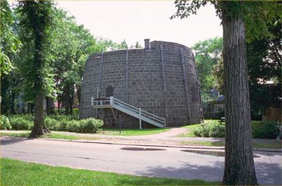 General view of one of the three towers of the Québec Martello Towers National Historic Site of Canada, 1992. © Parks Canada Agency / Agence Parcs Canada, 1992.