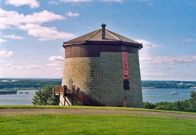 General view of Québec Martello Towers, showing their siting, overlooking the St Lawrence and Charles River, 2003. © Parks Canada Agency / Agence Parcs Canada, 2003.