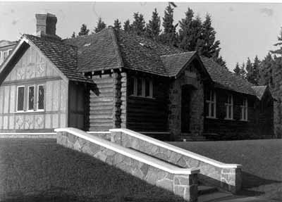 General view of the Interpretive centre, constructed of log and stone in the Rustic style, 1984. © Parks Canada Agency / Agence Parcs Canada, C. Cameron, 1984.