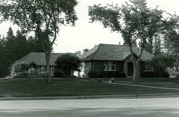 General view of the Interpretive Centre, showing the main façade, 1984. © Parks Canada Agency / Agence Parcs Canada, 1984.