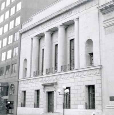 Vue générale du l' Édifice de la Banque de Nouvelle-Écosse, montrant ses quatre colonnes autoportantes et sa corniche, 1985. (© Agence Parcs Canada / Parks Canada Agency, 1985.)