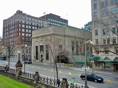 General view of the Bank of Montreal, showing its prominent location in downtown Ottawa, 2011. © Parks Canada Agency / Agence Parcs Canada, M. Therrien, 2011.
