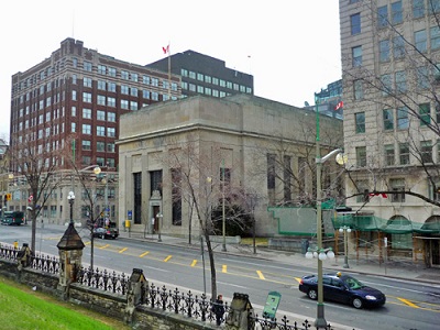 Vue générale de la Banque de Montréal, montrant l’emplacement prestigieux du centre-ville d’Ottawa, 2011. © Parks Canada Agency / Agence Parcs Canada, M. Therrien, 2011.