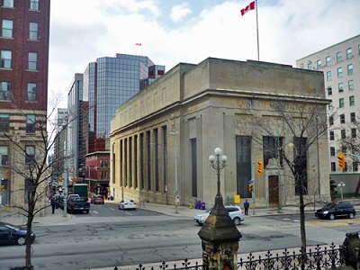 Vue en angle de la Banque de Montréal, montrant sa volumétrie monumentale fidèle à la forme de temple traditionnelle, 2011. © Parks Canada Agency / Agence Parcs Canada, M. Therrien, 2011.