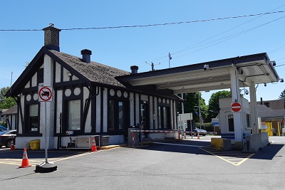 View of the Border Crossing Facility, showing the breezeway to protect the vehicles. © Agence des Douanes et du Revenu du Canada / Canada Customs and Revenue Agency