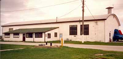 Vue générale du hangar 13, montrant la remise en appentis sur la façade est, 1991. © Department of National Defence / ministère de la Défense nationale, 1992.