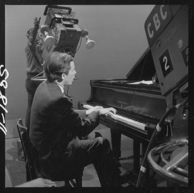 Glenn Gould being filmed by the CBC © Robert Ragsdale / Library and Archives Canada | Bibliothèque et Archives Canada / e004665435