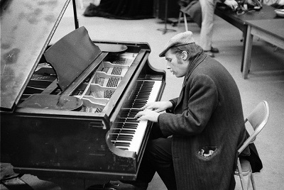 Glenn Gould in rehearsal © Walter Curtin / Library and Archives Canada | Bibliothèque et Archives Canada  / PA-137052
