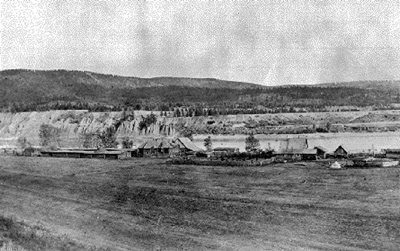Historical image of Fort Alexandria showing the original buildings (now demolished) on the west side of the Fraser River in the Cariboo District of British Columbia. (© British Columbia Archives | Archives de la Colombie Britannique, #F-05775, n.d.)