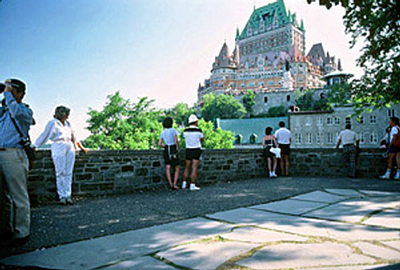 General view of Montmorency Park showing the retaining wall emphasizing its association to its past as part of the military infrastructure of the city, 1984 © Parks Canada | Parcs Canada, P. St. Jacques, 1984.