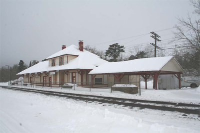 View of the station from the other side of the tracks (© Parks Canada / Parcs Canada, 2009 (Murray Peterson))