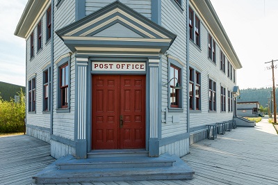 Close-up of the post office entrance © Parks Canada | Parcs Canada