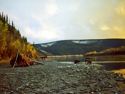 Vue générale de Tr'ochëk qui montre les points de vue qu’offrent les berges et les replats, 1998. © Parks Canada | Parcs Canada.