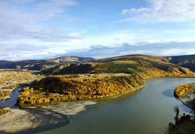 Vue générale de Tr'ochëk qui montre l’emplacement de Tr’ochëk au confluent de la rivière Klondike et du fleuve Yukon, 2000. © Parks Canada | Parcs Canada, 2000.