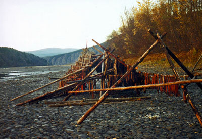 Vue générale de Tr'ochëk qui montre des vestiges archéologiques in situ de l’existence de plusieurs camps de pêche hän, 1998. © Parks Canada | Parcs Canada.