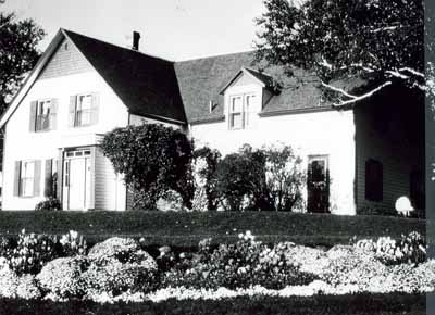 View of the exterior of Green Gables House, showing the window arrangement and the green shutters as well as the gable ends which have traditionally been green, 2000. © Parks Canada | Parcs Canada, J. Sylvester, 2000.