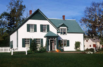 View of the main entrance of Green Gables House, showing the one-and-a-half storey, L-shaped massing topped by a gable roof with a dormer window on the front façade and the small vestibule entrance, 2000. © Parks Canada | Parcs Canada, J. Sylvester, 2000.