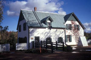 General view of Green Gables House, showing the wood frame construction clad in white painted shingles, 2002. © Parks Canada | Parcs Canada, J. Daniluck, 2002.