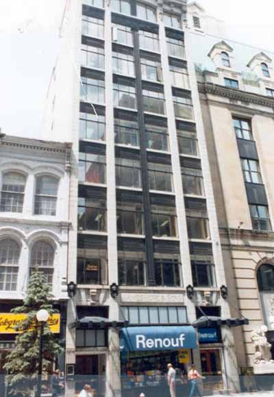 Front view of the Hope Building, 1985. (© Public Works and Government Services Canada | Travaux publics et Services gouvernementaux Canada, 1985.)