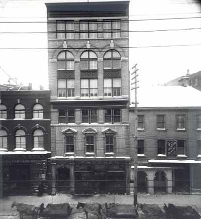Main elevation of the Bate Building after additions in December 1907. (© Library and Archives Canada/Bibliothèque et Archives Canada, PAC, PA 42267, 1907.)