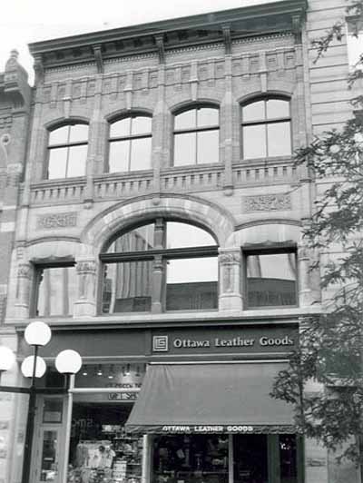 General view of the Slater Building, showing the main façade, 1985. (© Parcs Canada | Parks Canada, 1985.)