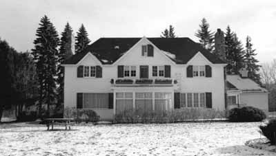 Vue du chalet du Premier ministre, qui montre son caractère rustique et confortable, 1985. © Parcs Canada / Parks Canada, 1985.