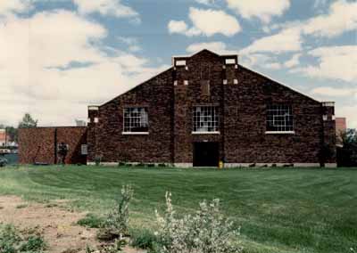 View of the Drill Hall, showing the three windows set in the symmetrical east and west façades, 1986. © Gendarmerie royale du Canada | Royal Canadian Mounted Police, 1986.