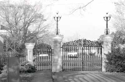 General view of the Rideau Hall secondary gates and fences, showing the decorative cast-and wrought-iron work, 1986. © Public Works and Government Services Canada / Travaux publics et Services gouvernementaux Canada, 1986.