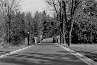 View of Rideau Hall secondary gates and fences, showing the proportion, scale, and detail of the secondary gates and perimeter fences as copied from the main gate, 1986. © Public Works and Government Services Canada / Travaux publics et Services gouvernementaux Canada, 1986.