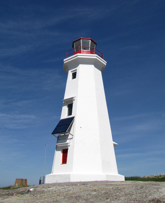 Corner view of Île aux Perroquets Lighthouse's façade © Parks Canada | Parcs Canada