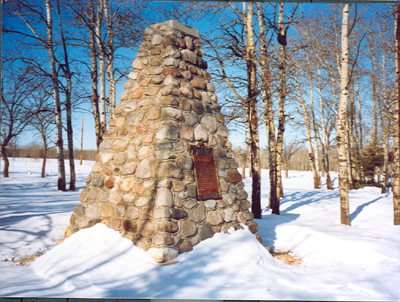 Image de la plaque et du cairn apposés par la Commission des lieux et monuments historiques du Canada. © Parks Canada Agency / Agence Parcs Canada, 2006.