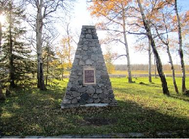 Image de la plaque et du cairn apposés par la Commission des lieux et monuments historiques du Canada. © Parks Canada Agency / Agence Parcs Canada