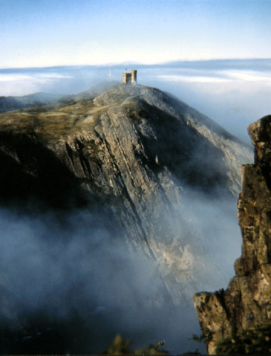 General view of Signal Hill, showing the 106-hectare Signal Hill landscape with its steep seaside cliffs. © Parks Canada Agency/Agence Parcs Canada.