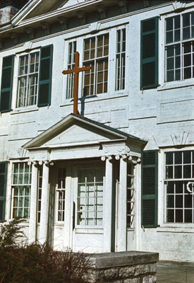 Detail view of Belle Vue, showing the building’s white-painted brick construction. © Parks Canada Agency / Agence Parcs Canada.