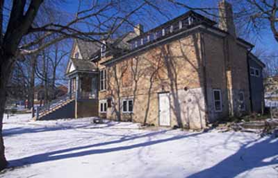 Corner view of Homer Watson House / Doon School of Fine Arts, showing its irregular massing, 1995. © Parks Canada Agency / Agence Parcs Canada, J. Butterill, 1995.