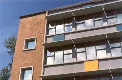 Detailed view of the windows and walls of the Sir Charles Tupper Building, 1999. © Public Works and Government Services Canada / Travaux publics et Services gouvernementaux Canada, 1999.