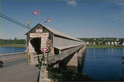 Entrée du lieu historique national du Canada du pont couvert de Hartland, 1987. © Parks Canada Agency /Agence Parcs Canada, 1987.