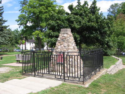 View of HSMBC plaque and cairn © Parks Canada / Parcs Canada, 2005