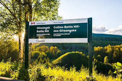 View of the Gitwangak Battle Hill and its sign © Parks Canada | Parcs Canada