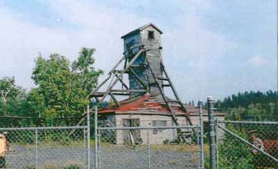 View of a mining building within the Cobalt Mining District, 2001. © Parks Canada | Parcs Canada, Andrew Waldron, 2001.