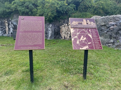 HSMBC commemorative plaque on piédestal for Cobalt Mining District National Historic Site of Canada. © Parks Canada | Parcs Canada, Svenja Hansen, 2024.