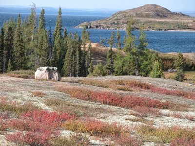 Northwest corner of Kameshtashtan, view to southeast overlooking the island situated in the middle of the outlet bay of the lake. © Courtesy of Stephen Loring, Arctic Studies Center, Smithsonian Institution, 2010 | Avec l'autorisation de Stephen Loring, Centre d'études arctiques, Smithsonian Institution, 2010