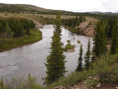 The principle river entering Kameshtashtan at the west end of the lake. The principle travel route to Mistanibi and the George River. © Courtesy of Stephen Loring, Arctic Studies Center, Smithsonian Institution, 2010 | Avec l'autorisation de Stephen Loring, Centre d'études arctiques, Smithsonian Institution, 2010