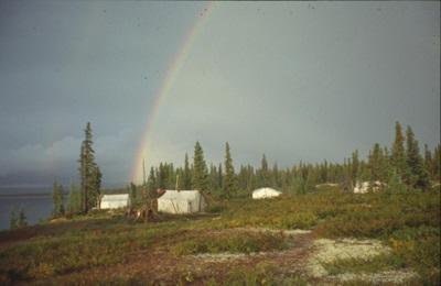 Innu camp at Kameshtashtan, southeast shore, just east of the main stream entering the lake. © Courtesy of Stephen Loring, Arctic Studies Center, Smithsonian Institution, 2010 | Avec l'autorisation de Stephen Loring, Centre d'études arctiques, Smithsonian Institution, 2010