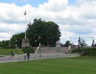 General view of the upper terrace showing the retaining wall, the stone flagstaff and the projecting bay and stairs, situated west of Centre Block, 2010. © Parks Canada / Parcs Canada, Jamie Dunn, 2010.
