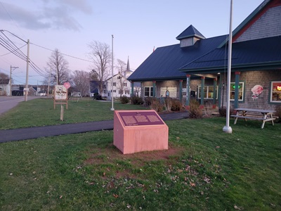 Plaque de la CLMHC installed au Centre écotouristique de la rivière Hillsborough, Mount Stewart, Île-du-Prince-Édouard. © Parcs Canada | Parks Canada, 2025.