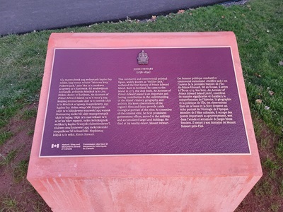 Plaque trilingue (Mi'kmaqt) installée au Centre écotouristique de la rivière Hillsborough, 104, rue Main, Mount Stewart, Île-du-Prince-Édouard. © Parcs Canada | Parks Canada, 2025.