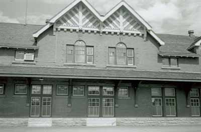 Detail of the original windows, 1973. © Parcs Canada / Parks Canada, 1973.