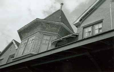 Detail of the original turret windows. © Parcs Canada / Parks Canada